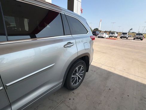 Used 2018 Toyota Highlander XLE w/ Protection Package #3 AWD/4WD image 4