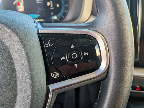 Used 2025 Volvo XC60 B5 Plus image 23