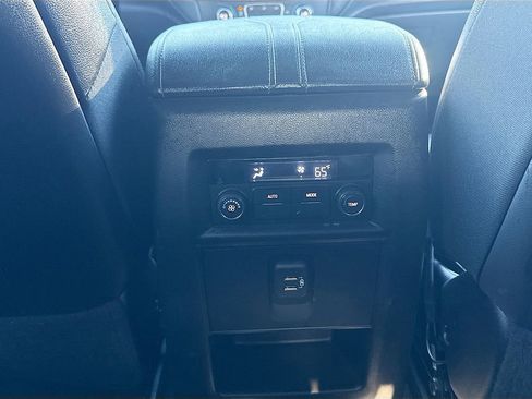 Used 2023 Chevrolet Traverse LT image 24