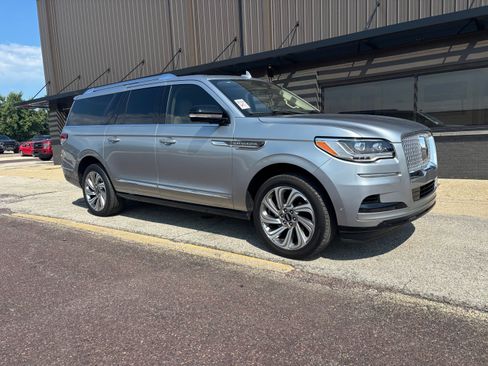 Used 2024 Lincoln Navigator L Reserve AWD/4WD image 3