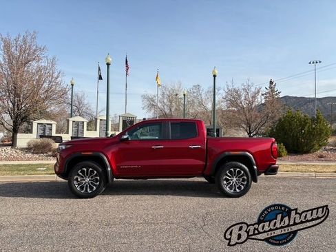 Used 2025 GMC Canyon Denali image 4