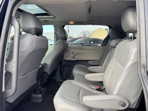 Used 2024 Toyota Sienna XLE image 17