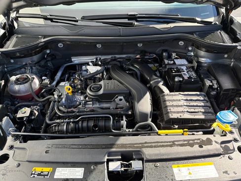 Certified 2025 Volkswagen Taos SE image 24