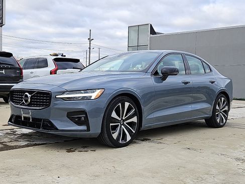 Certified 2022 Volvo S60 B5 Momentum w/ Premium Package image 3