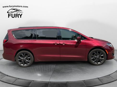 Used 2019 Chrysler Pacifica Touring Plus FWD image 2