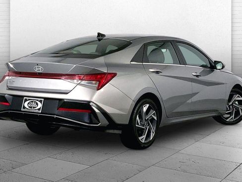 Used 2025 Hyundai Elantra SEL FWD image 13