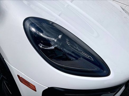 Certified 2024 Porsche Macan AWD/4WD image 30