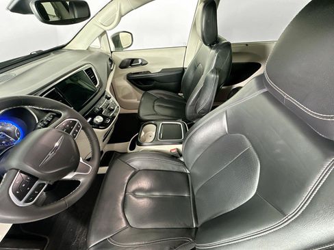 Used 2022 Chrysler Pacifica Touring-L FWD image 11