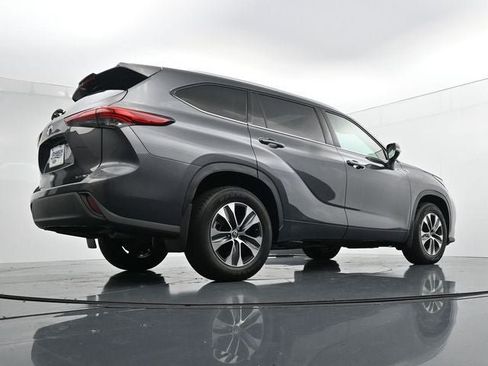 Used 2022 Toyota Highlander XLE AWD/4WD image 35