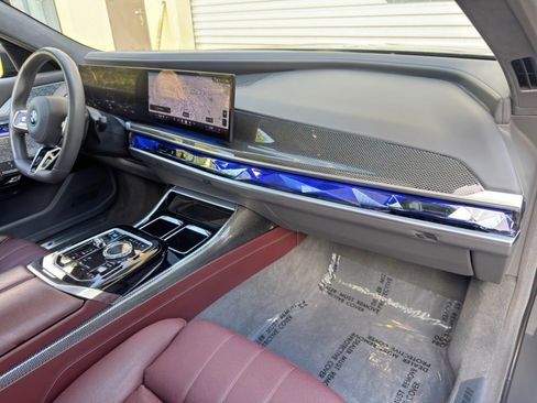 Used 2023 BMW i7 xDrive60 w/ Executive Package 2 AWD/4WD image 16