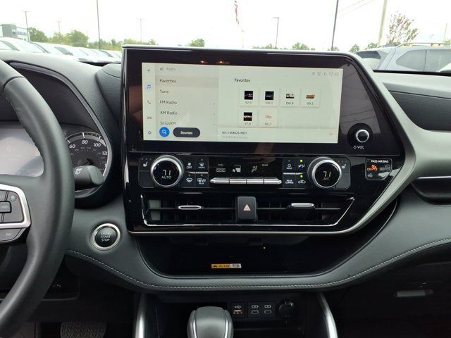 Used 2024 Toyota Highlander XLE AWD/4WD image 10