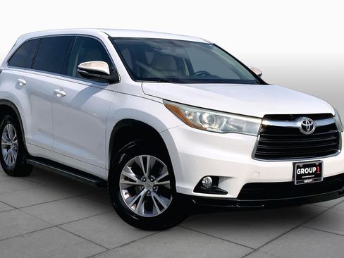 Used 2015 Toyota Highlander Plus FWD image 3