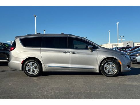 Used 2018 Chrysler Pacifica Limited w/ Advanced Safetytec Group image 3