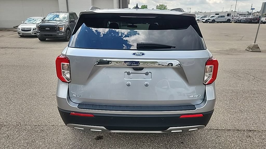 Used 2024 Ford Explorer XLT w/ Equipment Group 202A AWD/4WD image 3
