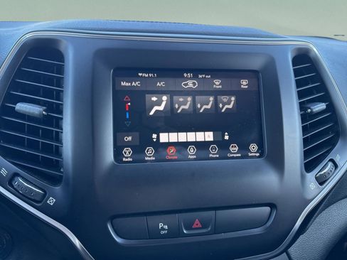 Used 2019 Jeep Cherokee Latitude Plus image 18