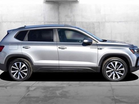 Certified 2022 Volkswagen Taos SE image 5