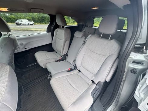 Used 2025 Toyota Sienna LE AWD/4WD image 13