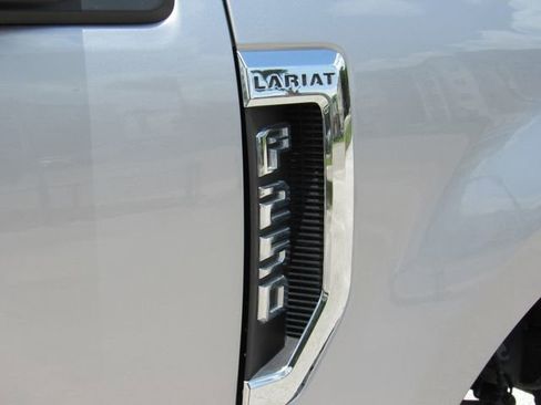 Used 2022 Ford F250 Lariat w/ Lariat Ultimate Package AWD/4WD image 13