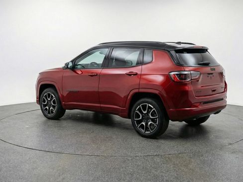 Used 2025 Jeep Compass Trailhawk image 6