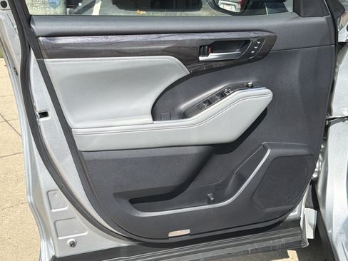 Used 2023 Toyota Highlander Limited FWD image 10