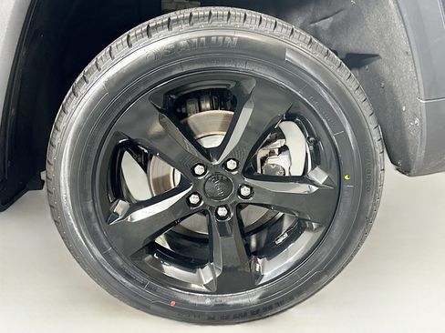 Used 2023 Jeep Grand Cherokee Altitude image 11