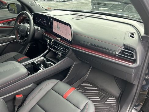 Used 2025 Chevrolet Traverse RS image 53