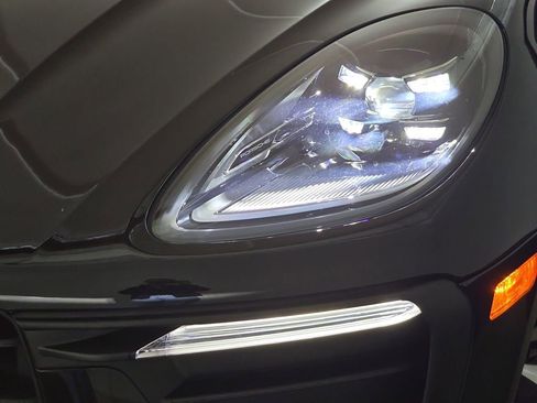 Used 2025 Porsche Macan AWD/4WD image 34