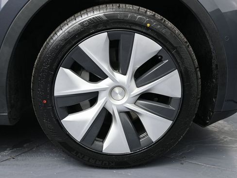 Used 2022 Tesla Model Y Long Range image 13