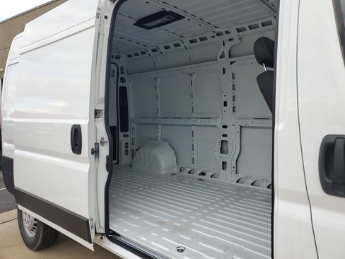 Used 2025 RAM ProMaster 2500 w/ Convenience Group image 18