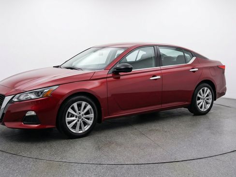 Used 2025 Nissan Altima 2.5 SV FWD image 3