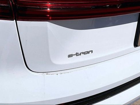Used 2022 Audi e-tron Premium Plus w/ Premium Plus Package image 33