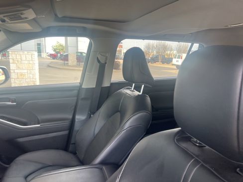 Used 2025 Toyota Highlander XLE image 23