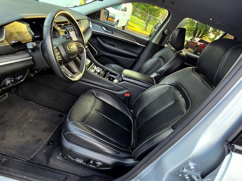 Used 2022 Jeep Grand Cherokee Limited image 11