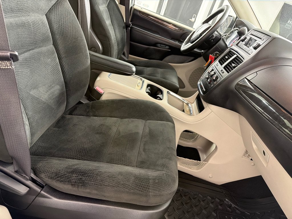 Used 2016 Dodge Grand Caravan SXT FWD image 22