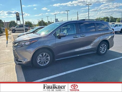 Used 2024 Toyota Sienna XLE AWD/4WD image 15