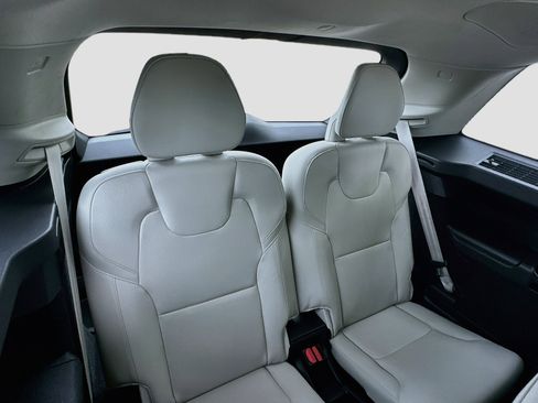 Used 2019 Volvo XC90 T5 Momentum w/ Protection Package Premier FWD image 24