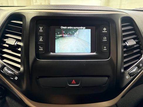 Used 2018 Jeep Cherokee Latitude w/ Cold Weather Group AWD/4WD image 17