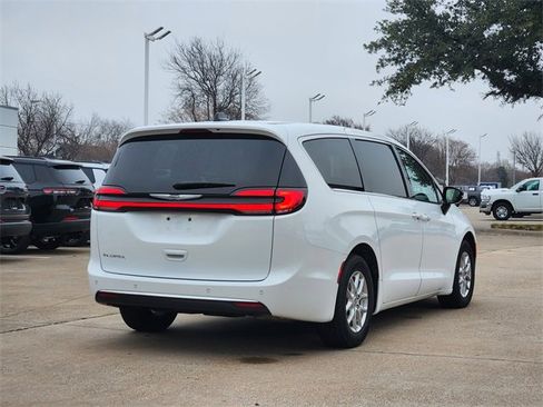Used 2024 Chrysler Pacifica Touring-L image 7