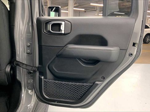 Used 2020 Jeep Wrangler Unlimited Sahara image 12