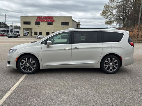 Used 2017 Chrysler Pacifica Limited image 5