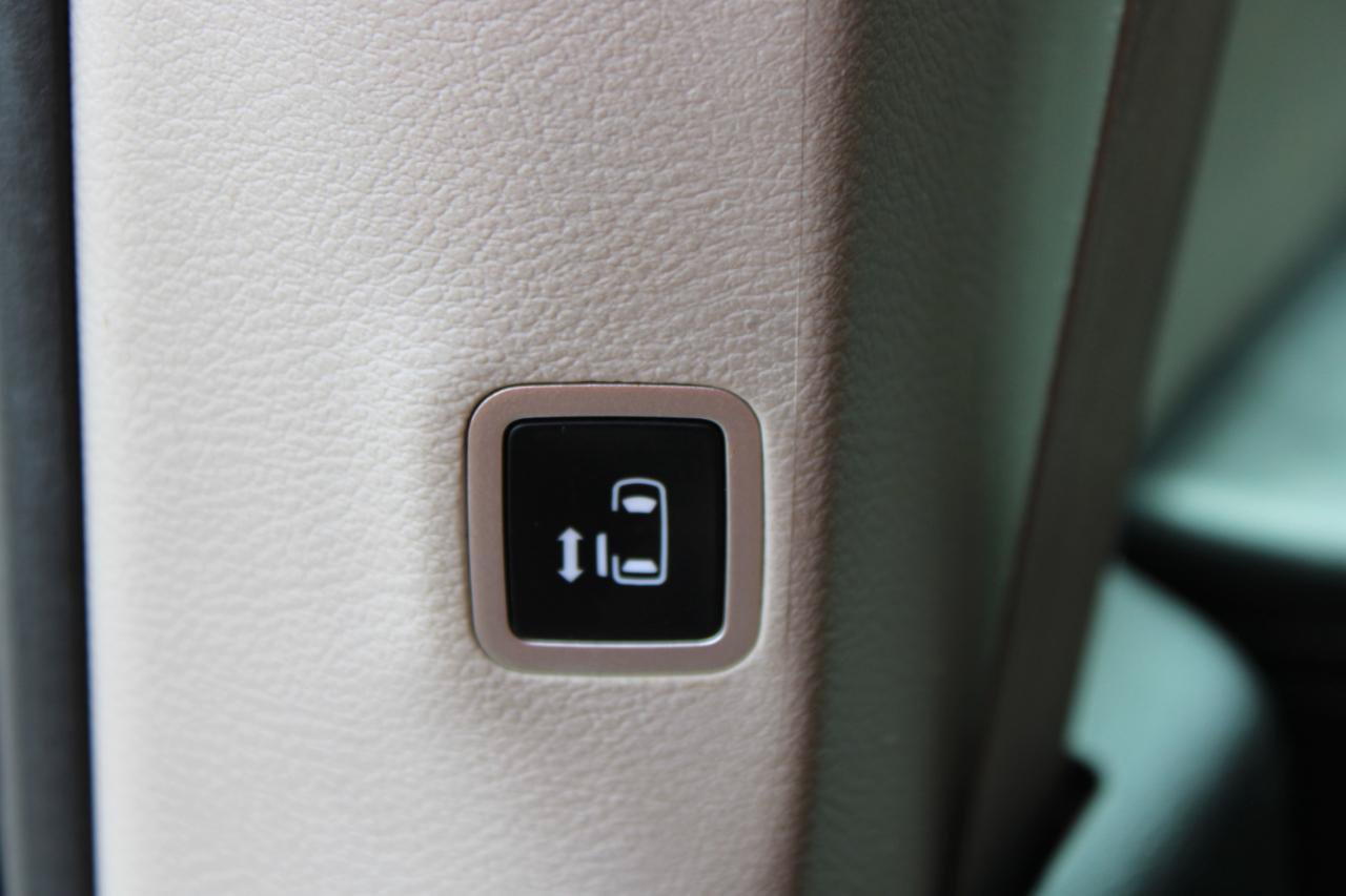 Used 2023 Chrysler Pacifica Touring-L FWD image 38