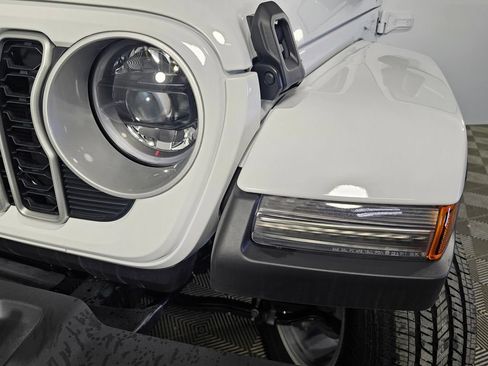 Used 2025 Jeep Wrangler Unlimited Sahara AWD/4WD image 27