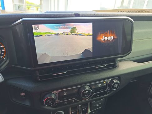 Used 2025 Jeep Gladiator Sport AWD/4WD image 17