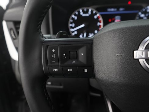 Used 2025 Nissan Rogue SV image 27