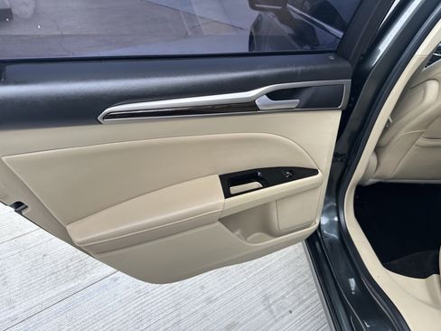 Used 2015 Ford Fusion SE w/ Equipment Group 202A FWD image 9