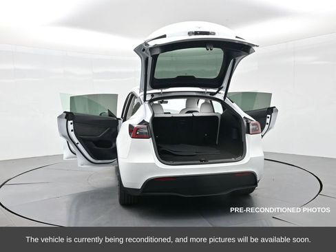 Used 2022 Tesla Model Y Long Range image 39