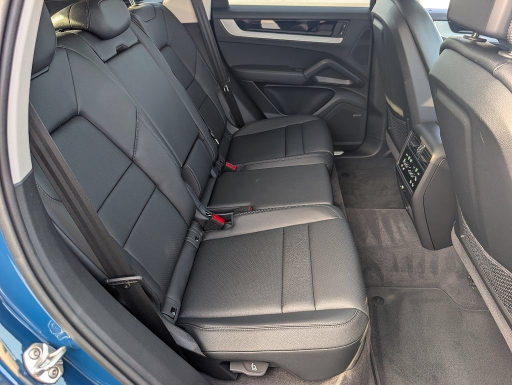 Certified 2025 Porsche Cayenne AWD/4WD image 7