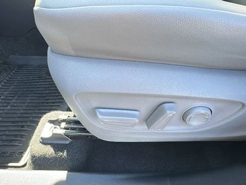 Used 2023 Toyota Highlander XLE AWD/4WD image 23