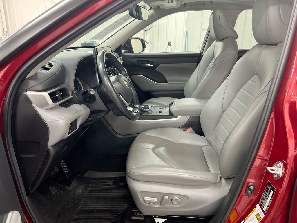 Used 2023 Toyota Highlander XLE AWD/4WD image 21