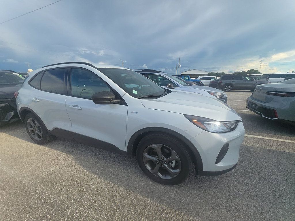 Used 2025 Ford Escape ST-Line FWD image 1